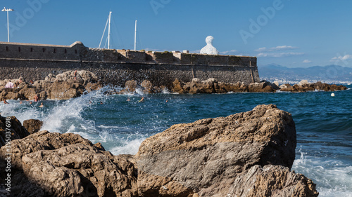 Antibes 1, widok murów portu, Francja, 09.2015 r.