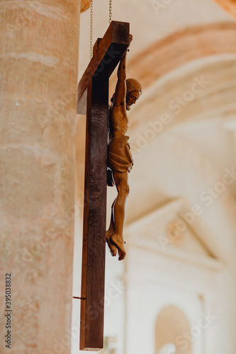 Crucifix sur le mur de l'église