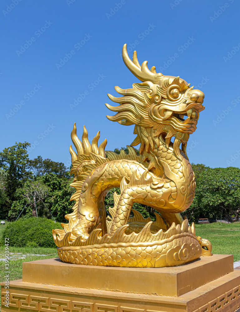 Fototapeta premium Dragon en or de la Cité impériale à Hué, Vietnam