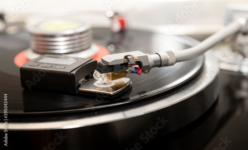 Adjusts the weight of the turntable cartridge. close-up