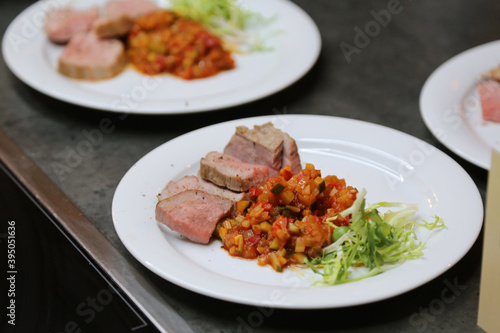 ein weisser teller mit essen bei einen Empfang