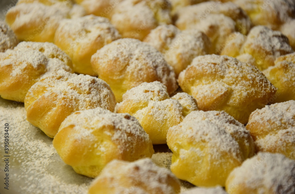 Windbeutel mit Vanillecreme und Staubzucker Windbeutel mit Vanillecreme und Staubzucker