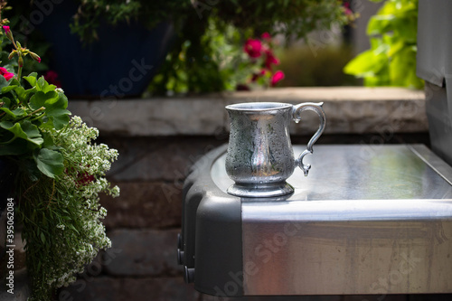 Foto A close up of a frosty antique pewter tankard resting on a grill