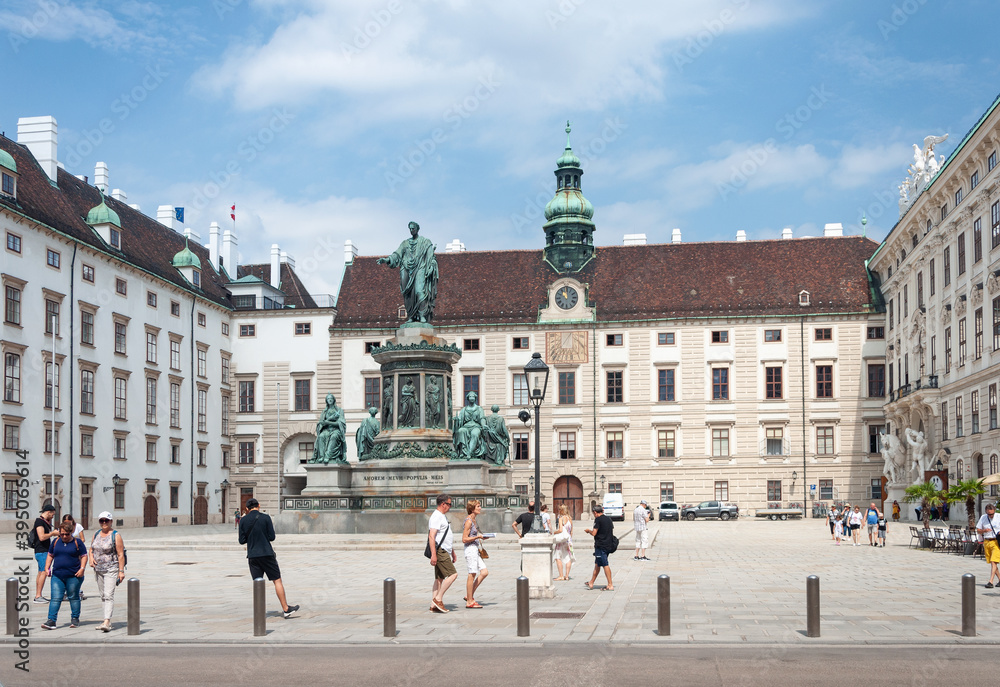Fototapeta premium In der Burg courtyard of Hofburg palace complex, Vienna, Austria