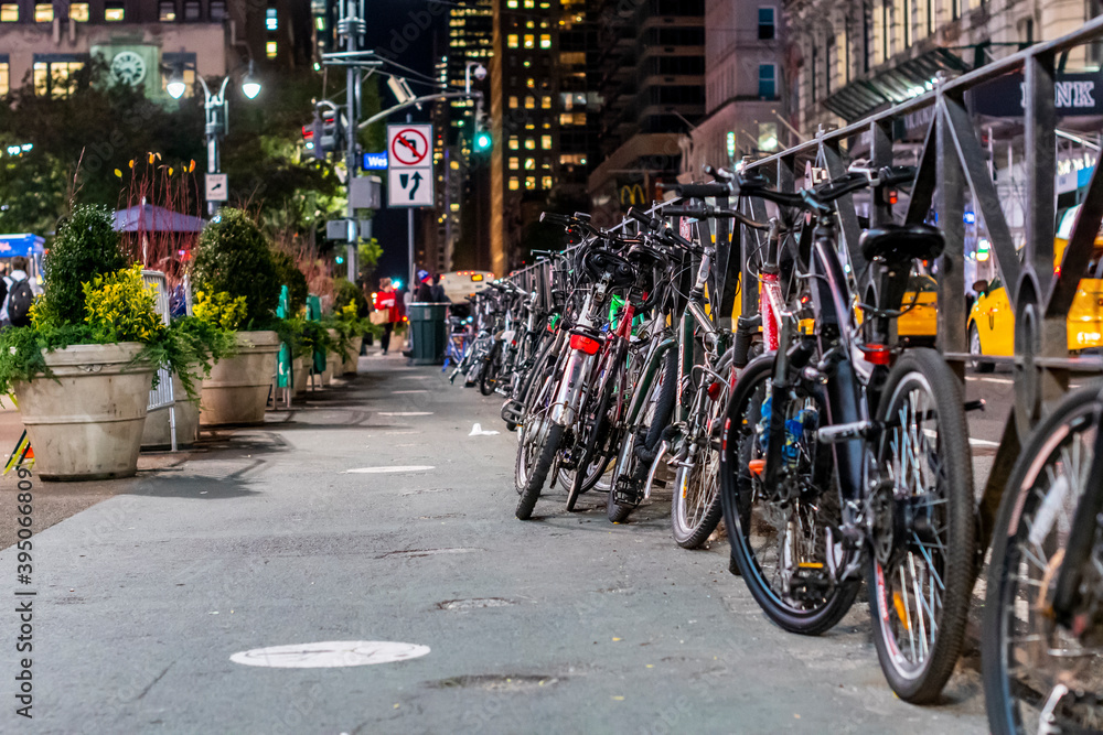 biciclette parcheggiate a new york di notte biciclette parcheggiate a new york di notte