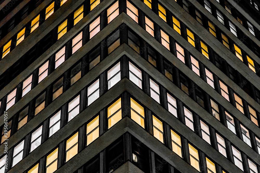 Obraz premium texture di angolo di un palazzo illuminato di notte