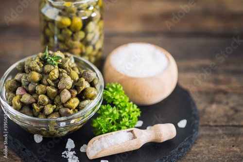 Foto Fresh caper in the glass bowl