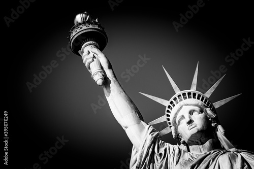 statua della libertà in bianco e nero - diagonale photo