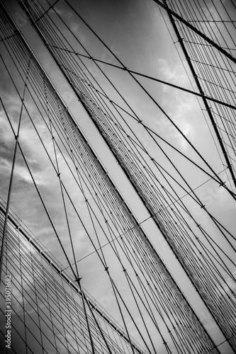 cavi del ponte di brooklin in diagonale  - texture - bianco e nero photo