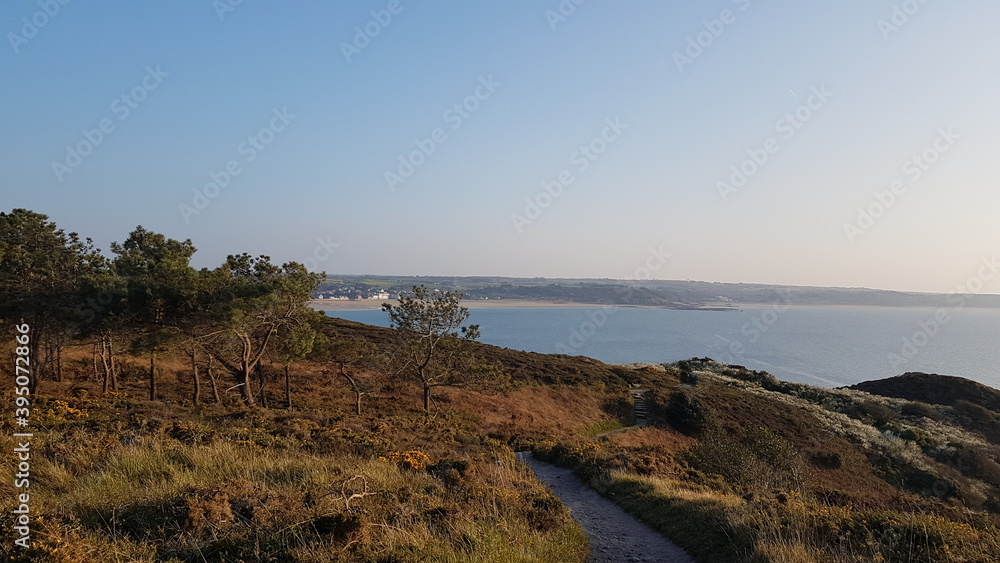 Panorama chemin en bord de falaise nature et mer Panorama chemin en bord de falaise nature et mer