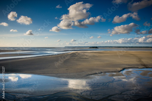 le nuvole si riflettono nel mare durante la bassa marea © Luca Nannini