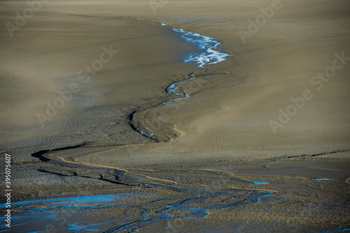 la bassa marea lascia segni astratti e texture photo