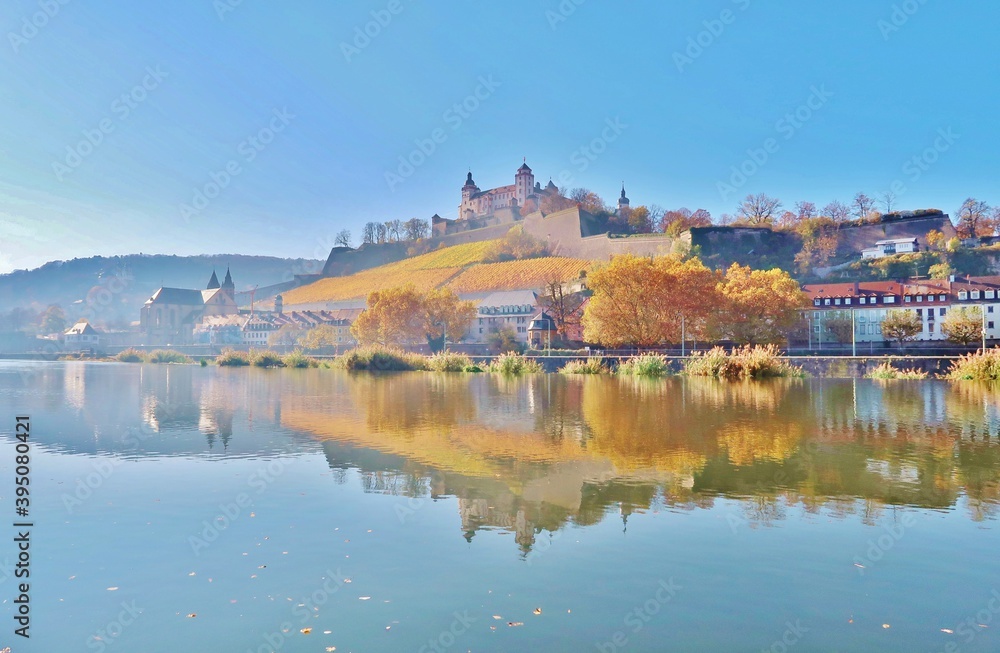 Fototapeta premium Würzburg, Festung Marienberg, im Main gespiegelt