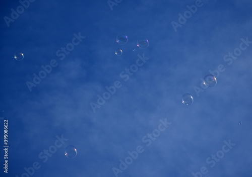 Seifenblasen fliegen in den blauen Himmel