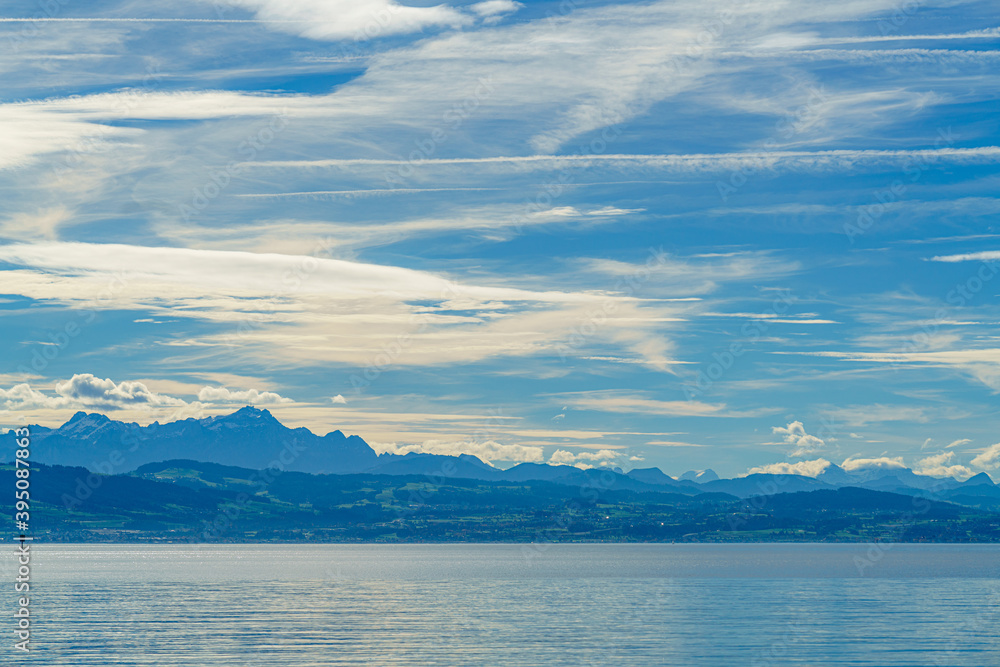 zauberhafter, lichter HImmel und Blick über den Bodensee in die Schweizer Berge; Alpstein mit Säntis und schneebedeckter Tödi (Glarner Alpen)