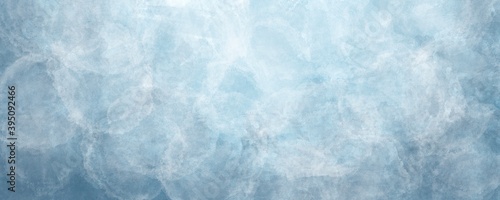 Sfondo blu acquerello con trama nuvolosa e grunge marmorizzato, nebbia morbida e illuminazione nebulosa e colori pastello. Banner web lungo.