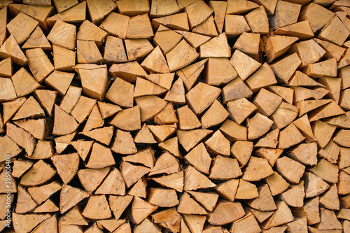 Holzscheite - Brennholz - gestapelt - Holz