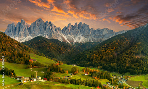 Foto Beautiful landscape of Italian dolomites - Santa Maddalena