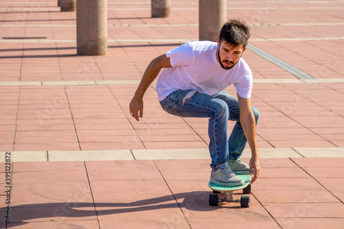 Behang Skater with longboard