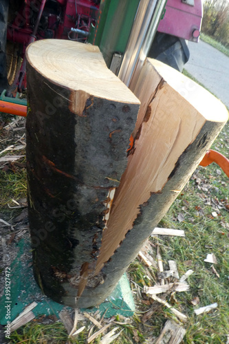 Brennholz in Scheite spalten