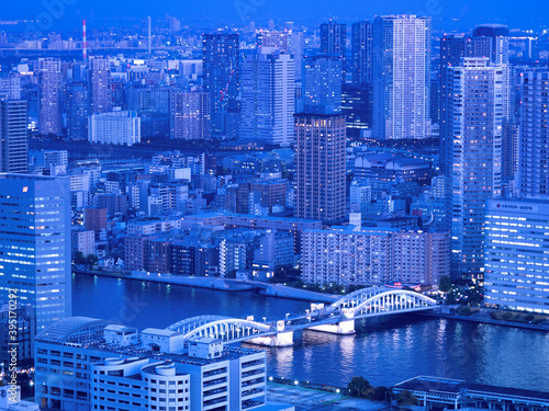 東京都　夕暮れの隅田川と勝鬨橋  © moonrise