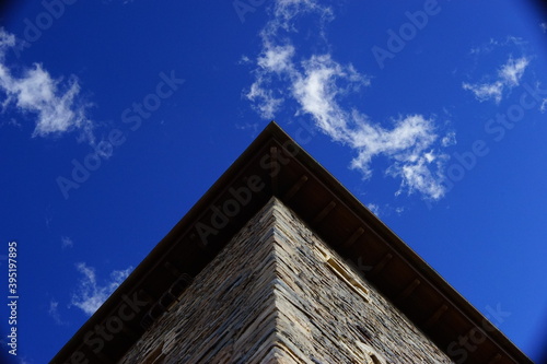 青空と伝統的なイタリア建築のコーナー © katsuji