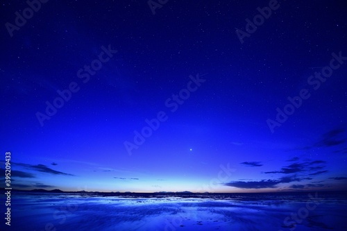 Dawn in Uyuni salt lake © 寛 羽曽部