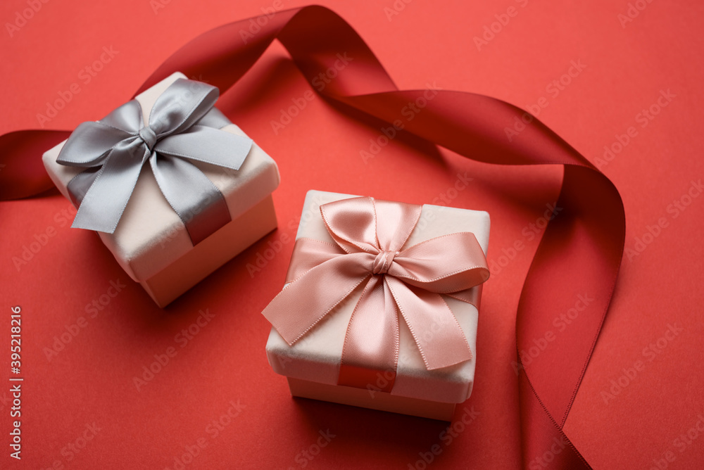 Fototapeta premium Exquisite gift box on red background