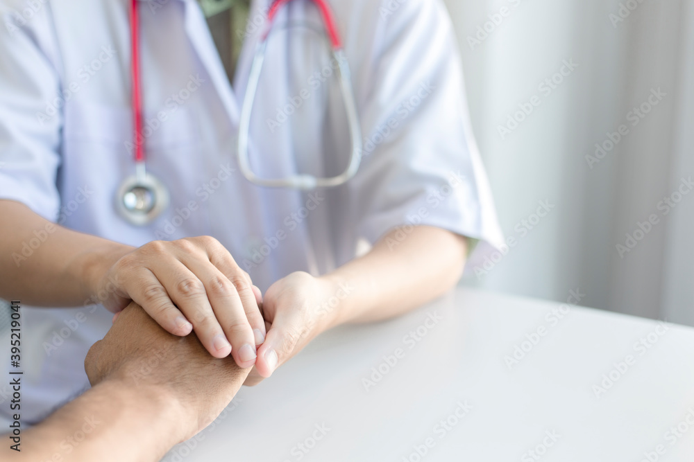 Doctors hold hands with incoming patients to encourage them to fight the disease and encourage them to receive treatment. Doctors hold hands with incoming patients to encourage them to fight the disease and encourage them to receive treatment.
