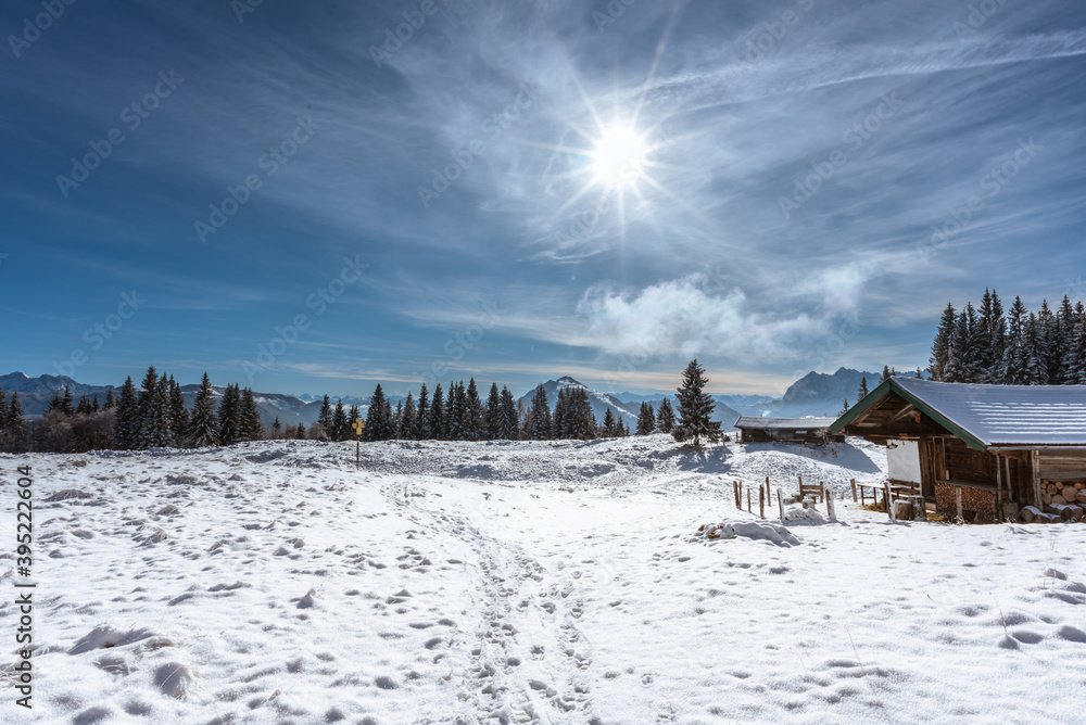 Neuschnee in den bergen beim Taubensee nie Sonne, Wolken und blauem Himmel mit Wald und 'Sonne Neuschnee in den bergen beim Taubensee nie Sonne, Wolken und blauem Himmel mit Wald und 'Sonne