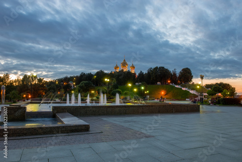 Tableau sur toile Night view of Singing Fountains in Strelka Park in Yaroslavl city, Russia