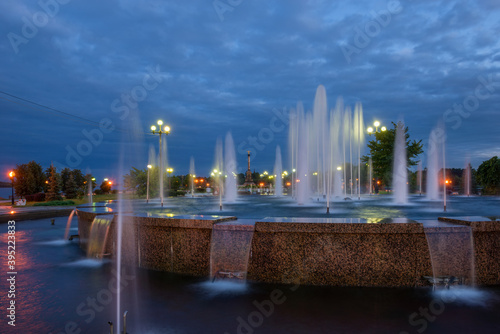 Tableau sur toile Night view of Singing Fountains in Strelka Park in Yaroslavl city, Russia