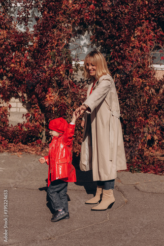 Мама с ребенком гуляет в городе