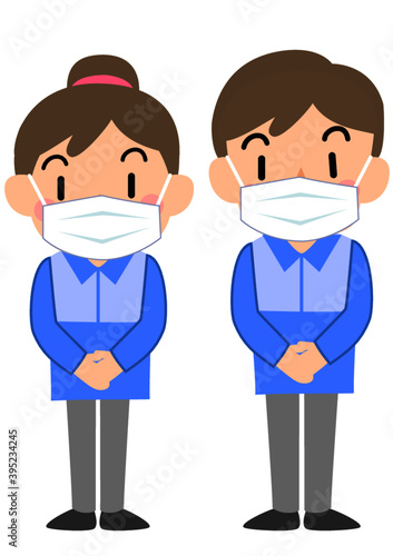 マスクをつけた女性と男性のコンビニ店員