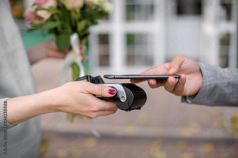  floristic shop. The buyer pays for the purchase using the phone