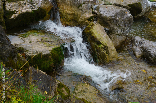 Kleiner Wasserfall am Fluss Weissach  Kreuther Tal  Oberbayern  Bayern  Deutschland  Europa