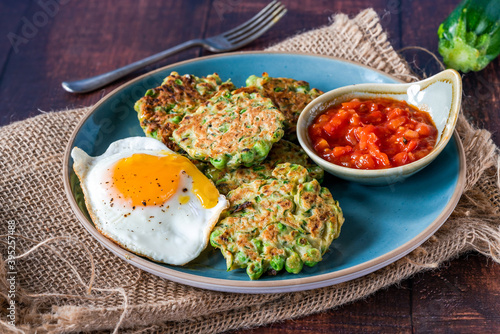 Tableau sur toile Courgette and green peas fritters