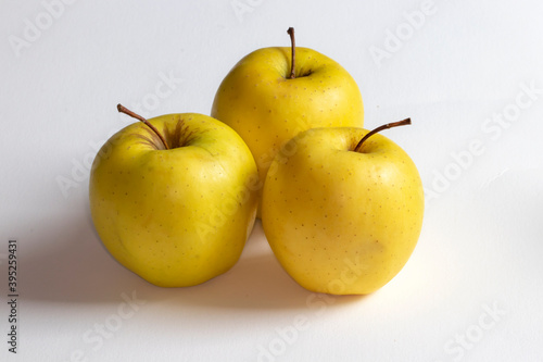 Pommes golden sur fond blanc