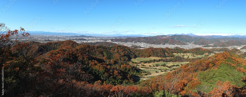 栃木百名山・大小山の稜線からゴルフ場を見下ろす (秋/紅葉)(パノラマ)