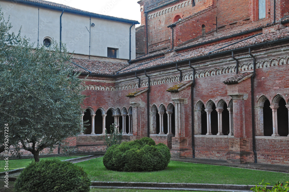 Abbazia di Chiaravalle della Colomba - il chiostro, Piacenza	