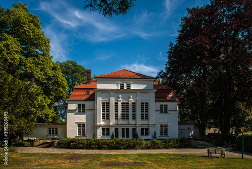 Großbürgerlicher Repräsentativbau: Denkmalgeschützte ehemalige "Villa Worch", heute ein Kulturhaus, in Berlin-Frohnau