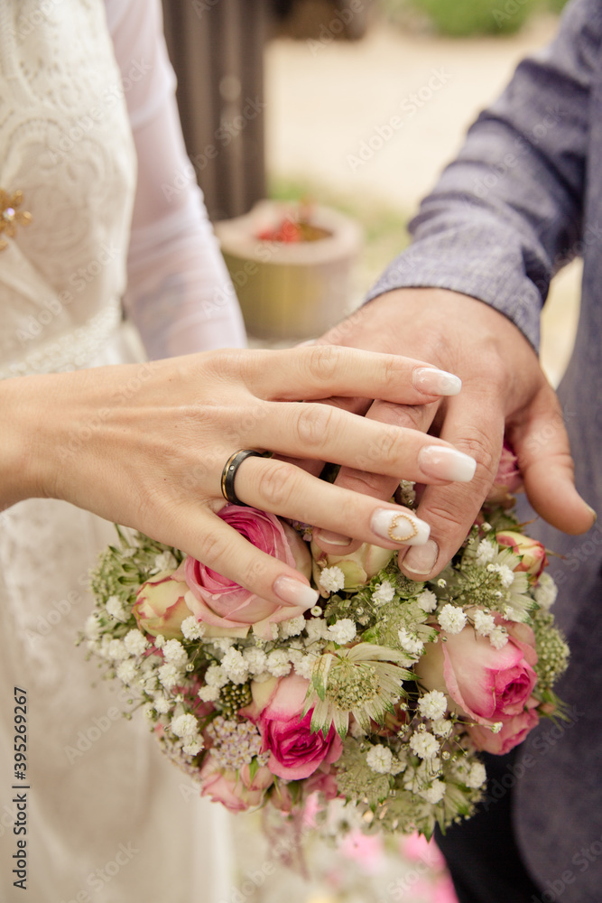 Hochzeitsringe aus Titan mit Brautsrauss Hochzeitsringe aus Titan mit Brautsrauss