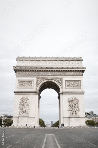 Arc de Triomphe in paris © Dan Asaki