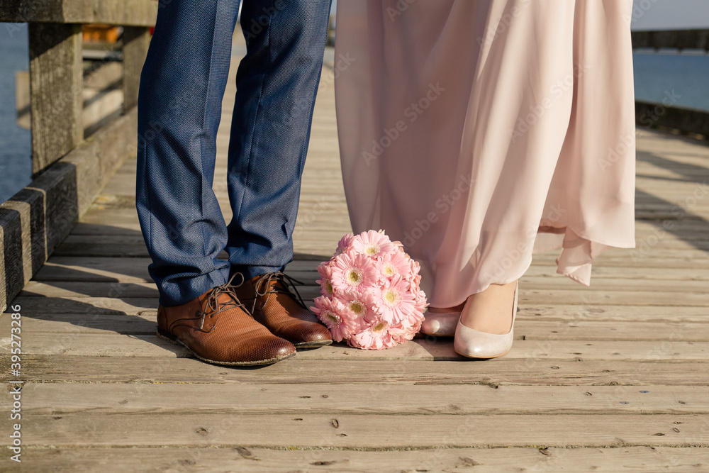 Brautpaar mit einem pinken Gerbera Brautstrauss Brautpaar mit einem pinken Gerbera Brautstrauss