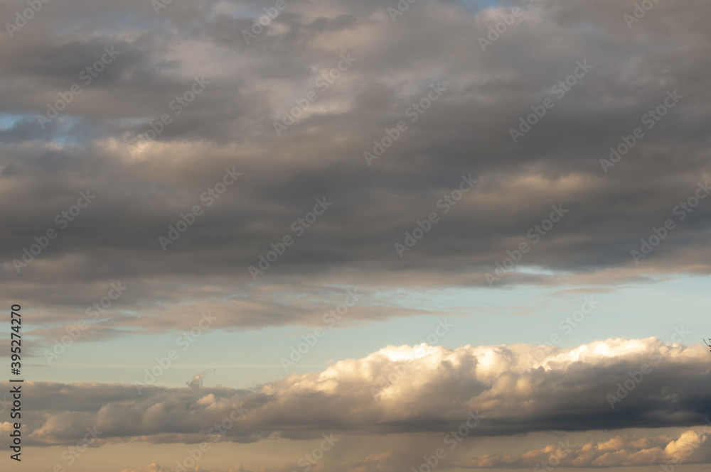 Obraz premium Against the background of the blue sky, gray storm clouds.