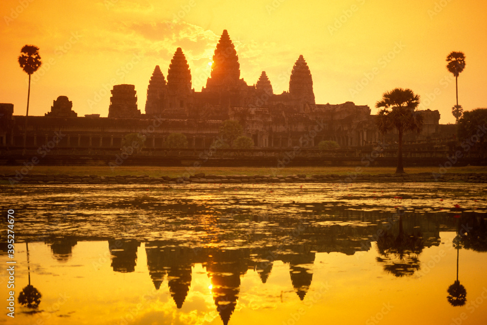 Fototapeta premium CAMBODIA SIEM REAP ANGKOR WAT TEMPLE SUNRISE