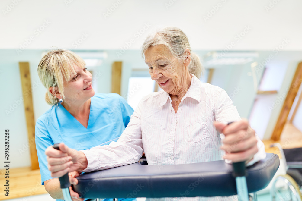 Obraz premium Seniorin mit Rollator in Altenpflege bei Pflegehilfe