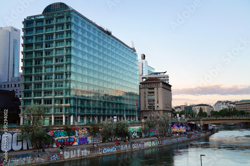 Stadtpanorama von Wien im Zentrum beim Donaukanal  Moderne B  rogeb  ude in Wiener Donau-Stadt  abends spazieren gehen und entspannen