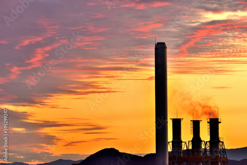 夕焼けの空と工場の煙突のシルエット