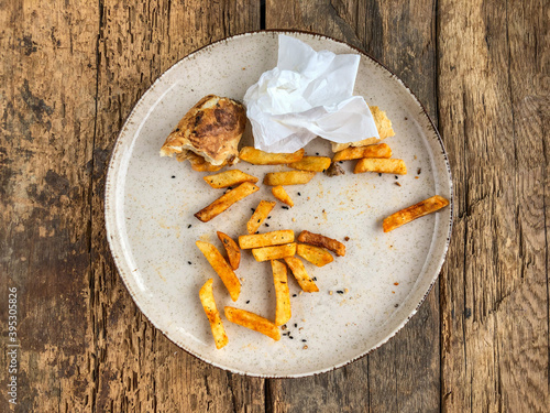 Foto leftovers from burgers and french fries on plate